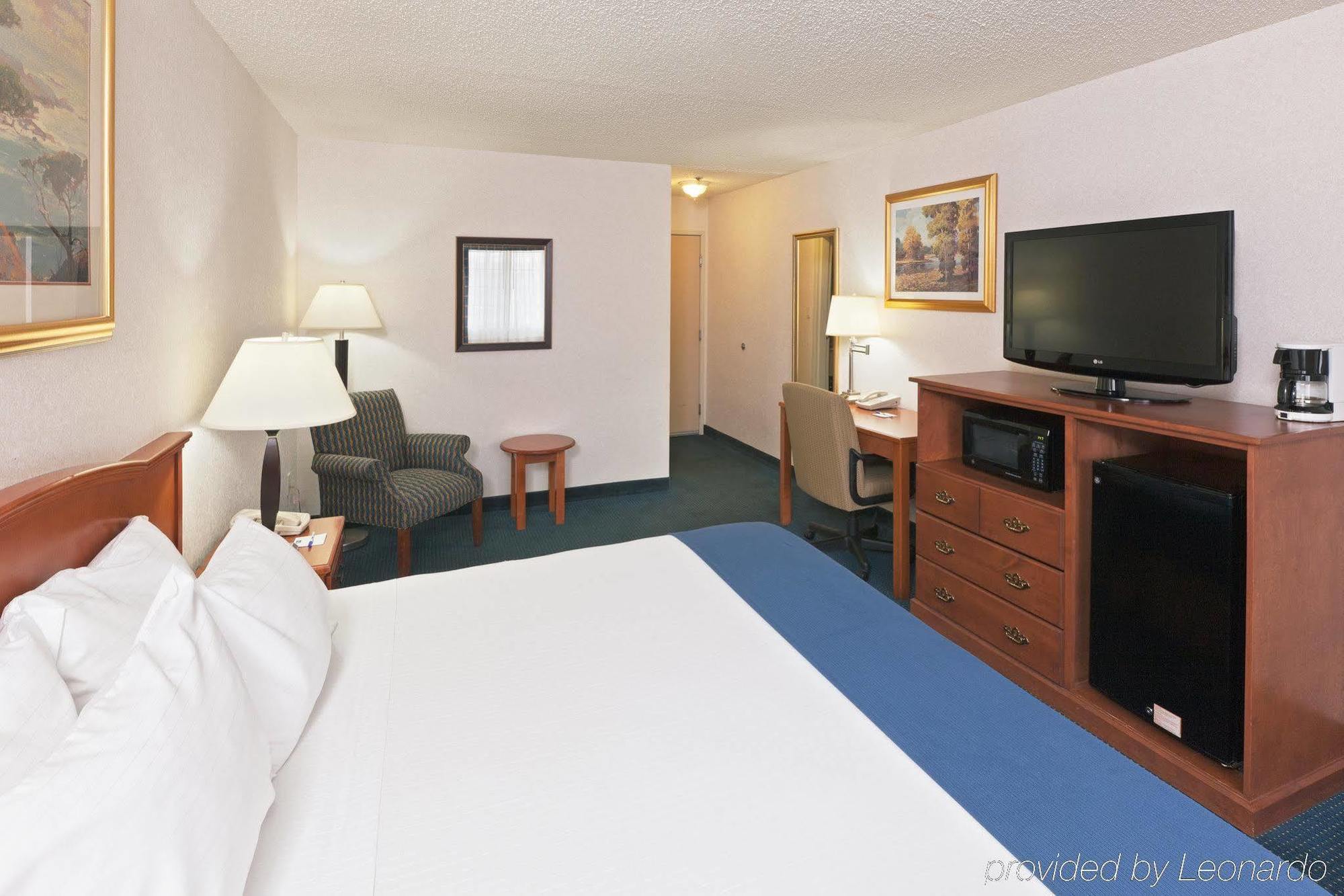 Ramada By Wyndham Santa Fe Hotel Стая снимка