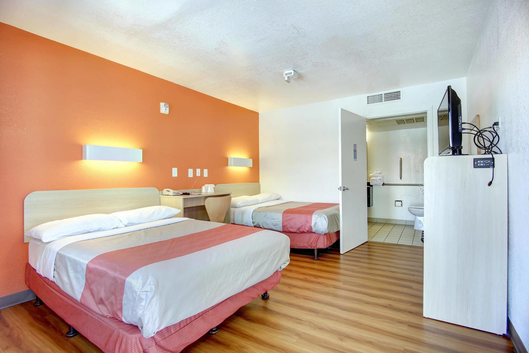 Ramada By Wyndham Santa Fe Hotel Екстериор снимка