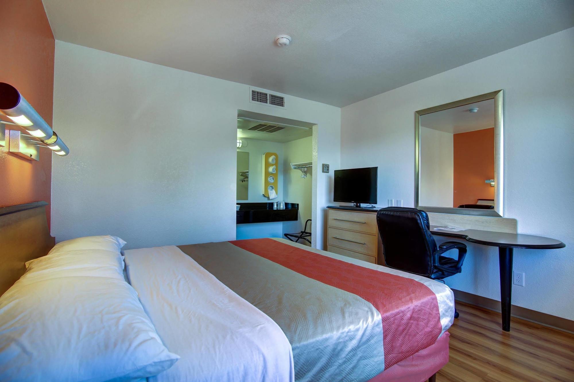 Ramada By Wyndham Santa Fe Hotel Екстериор снимка