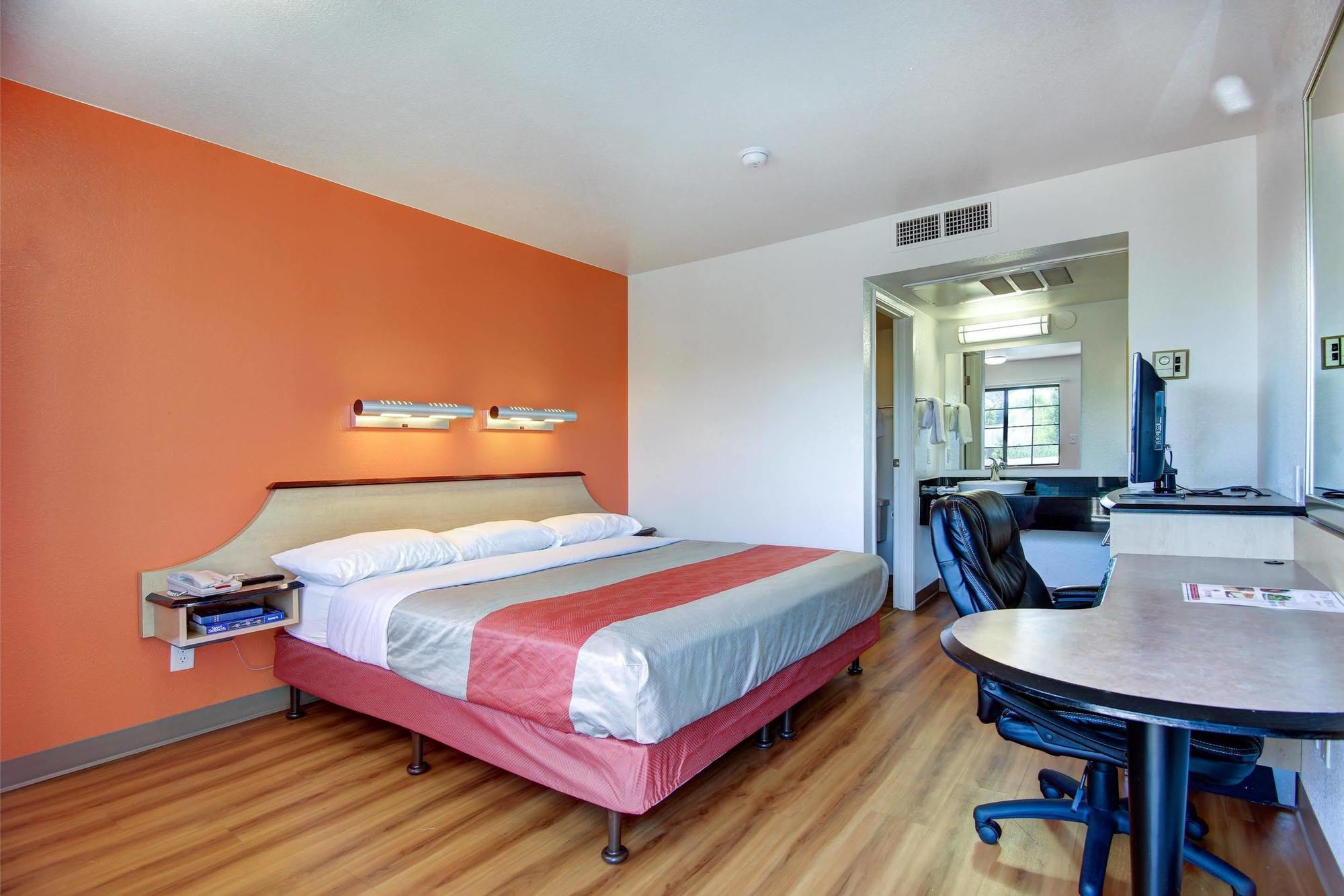 Ramada By Wyndham Santa Fe Hotel Екстериор снимка